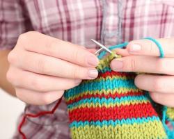 बुनाई की सुइयों से लड़कियों के लिए स्वेटर बुनना