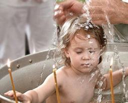 Regali di parenti per il battesimo di un ragazzo